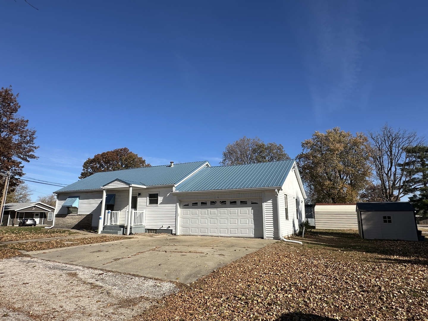 1202 East Jefferson Street Clinton, IL 61727 - Photo 18 of 19 a front view of a house with a yard