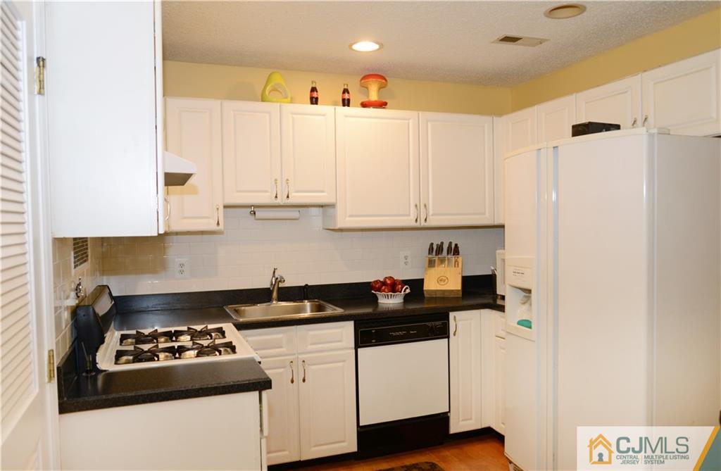 185 Prestwick Way Edison, NJ 08820 - Photo 8 of 18 Gallery Image 8
