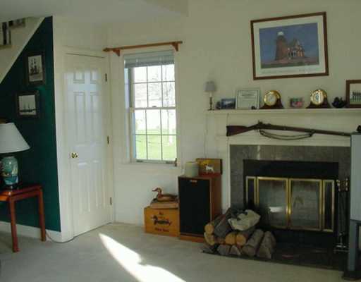511 Corey Lane, Unit 511 Middletown, RI 02842 - Photo 2 of 8 Living Room.