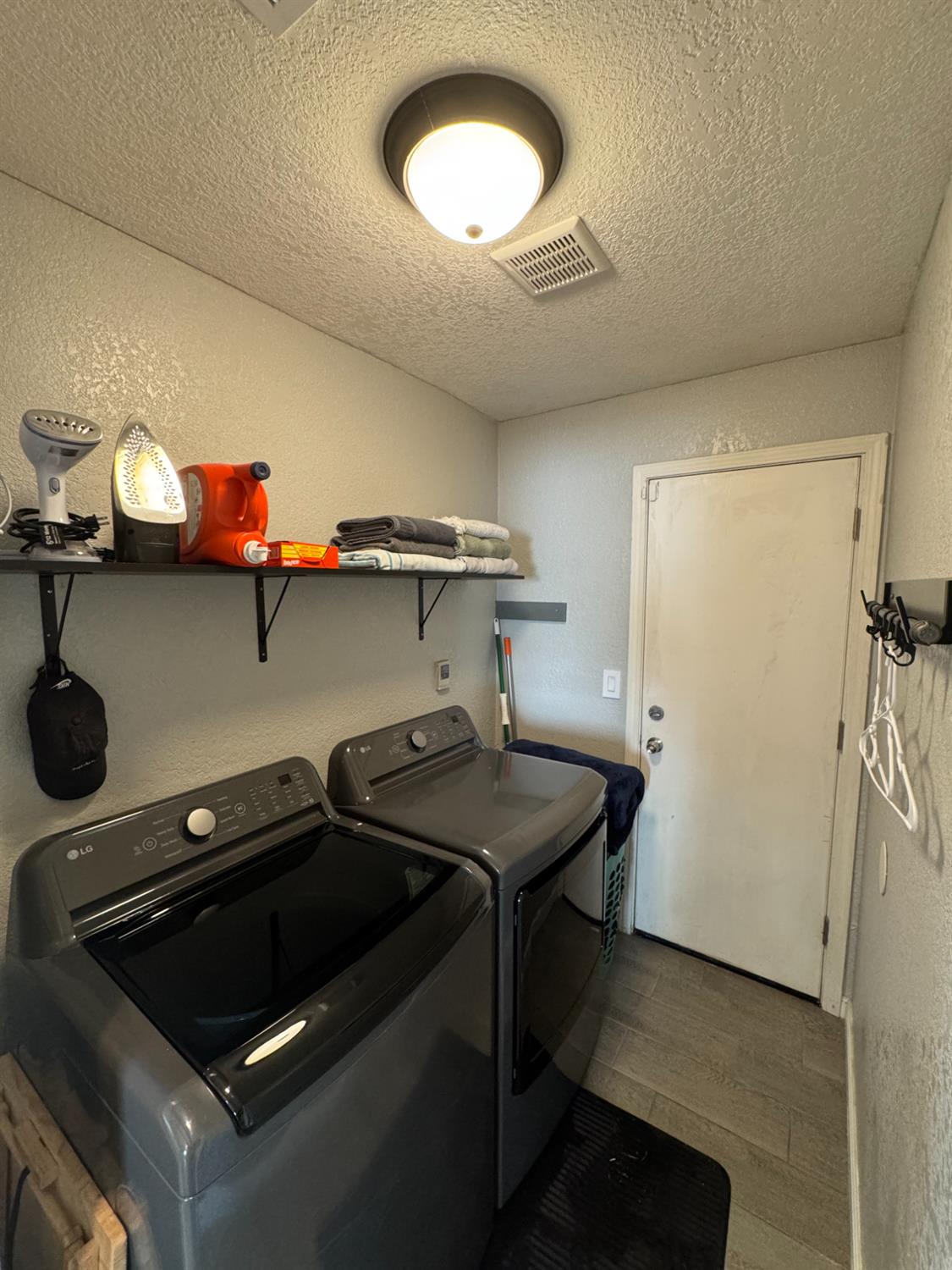 1650 North Olive Avenue Turlock, CA 95382 - Photo 11 of 21 a utility room with dryer and washer