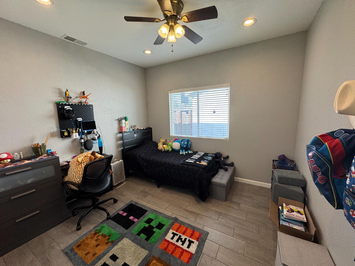 1650 North Olive Avenue Turlock, CA 95382 - Photo 9 of 21 a living room with furniture