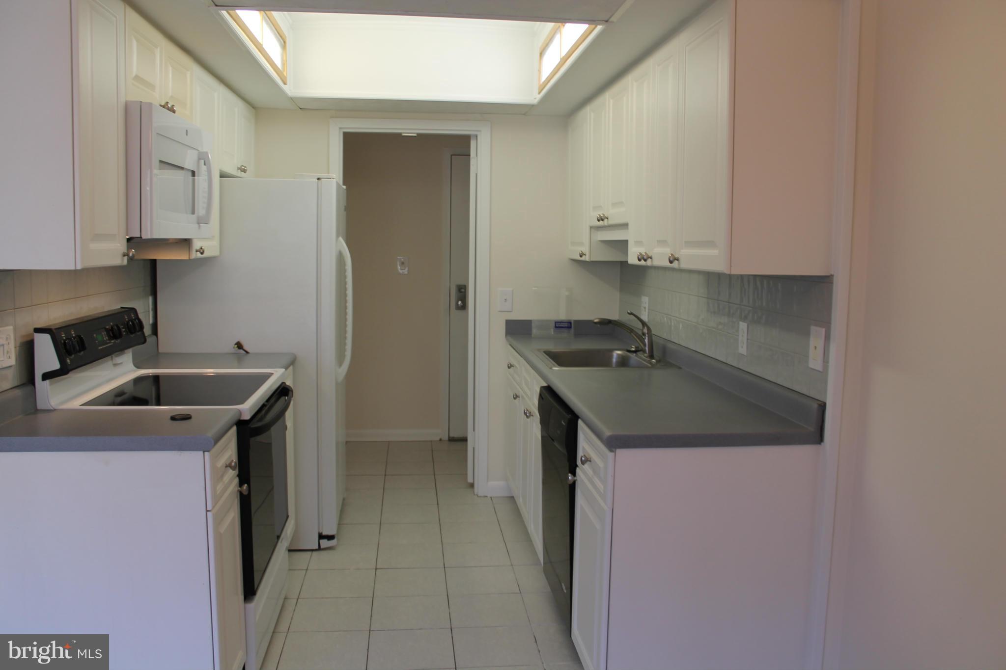 2243 Castle Rock Square, Unit 22C Reston, VA 20191 - Photo 3 of 27 Kitchen 2