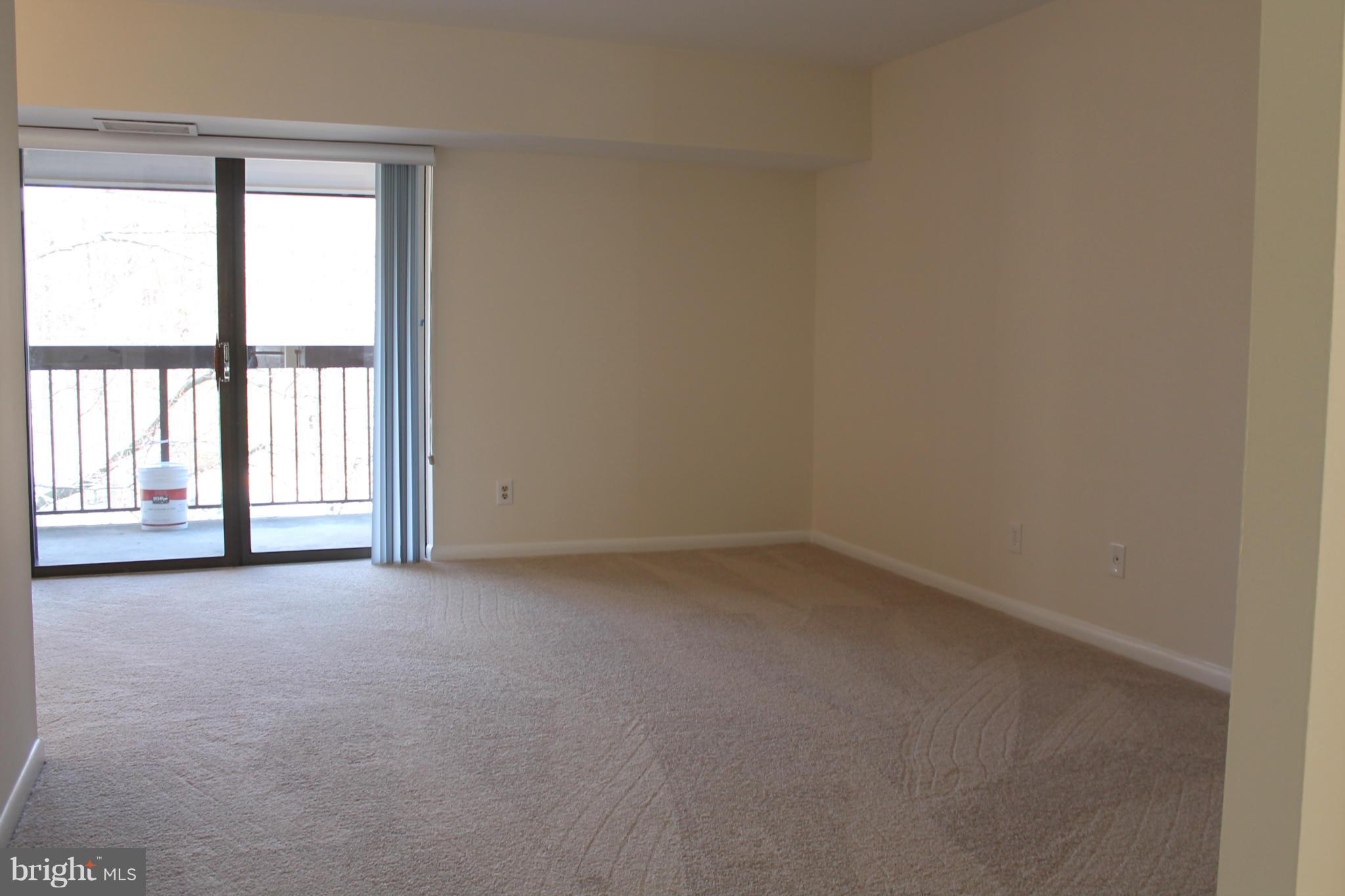 2243 Castle Rock Square, Unit 22C Reston, VA 20191 - Photo 4 of 27 Living Room