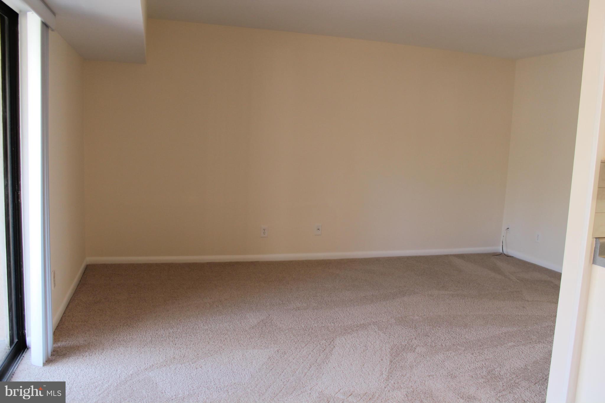 2243 Castle Rock Square, Unit 22C Reston, VA 20191 - Photo 5 of 27 Living Room2