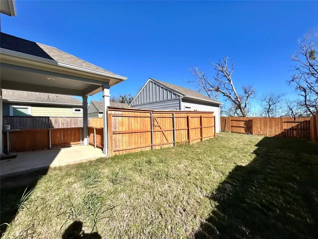 a view of an house with backyard and garden