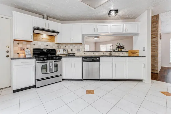 $2,000 | 3518 Pecan Point Drive, Sugar Land, TX 77478