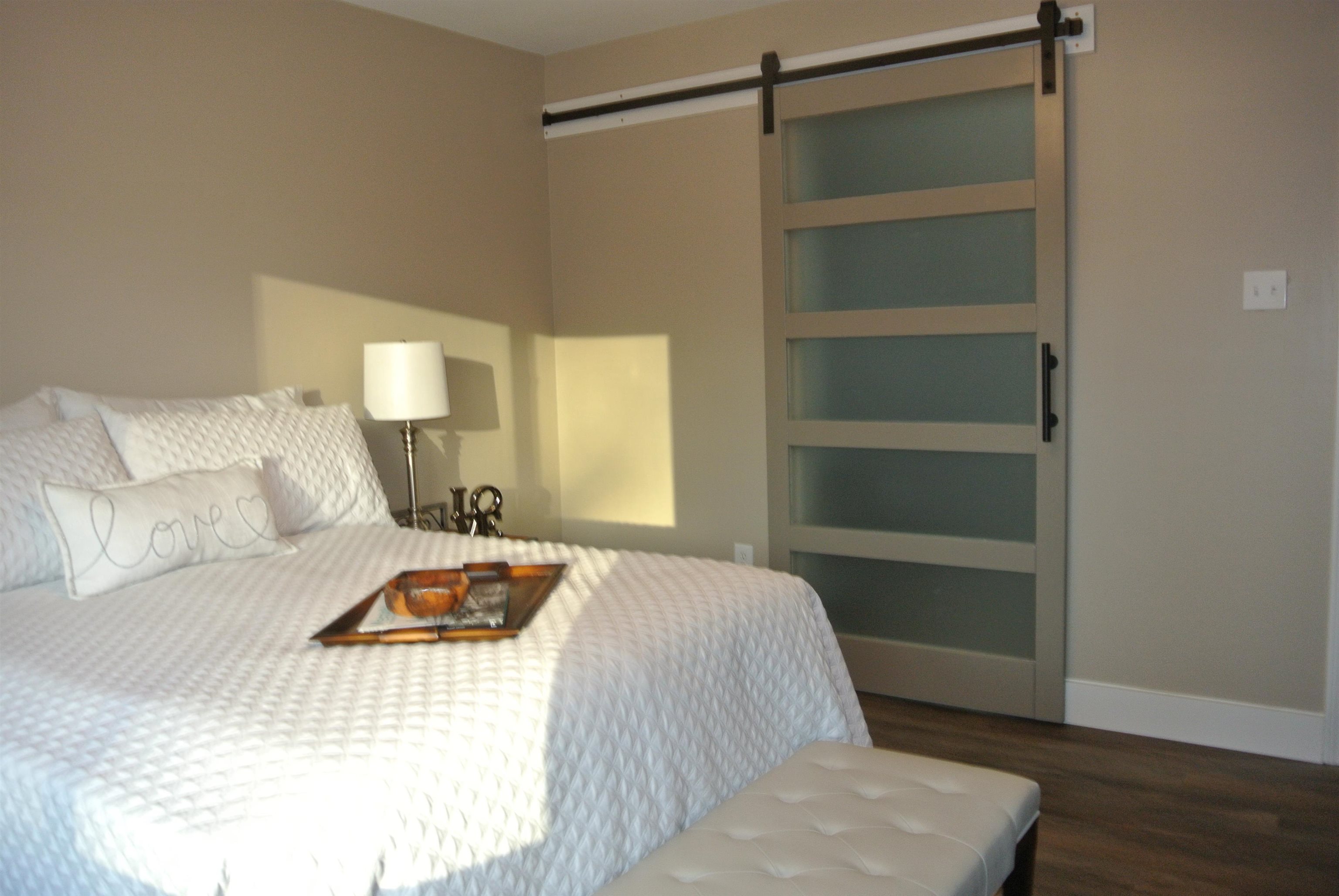 948 Greencliff Road Collierville, TN 38017 - Photo 23 of 34 a bedroom with a bed and a lamp