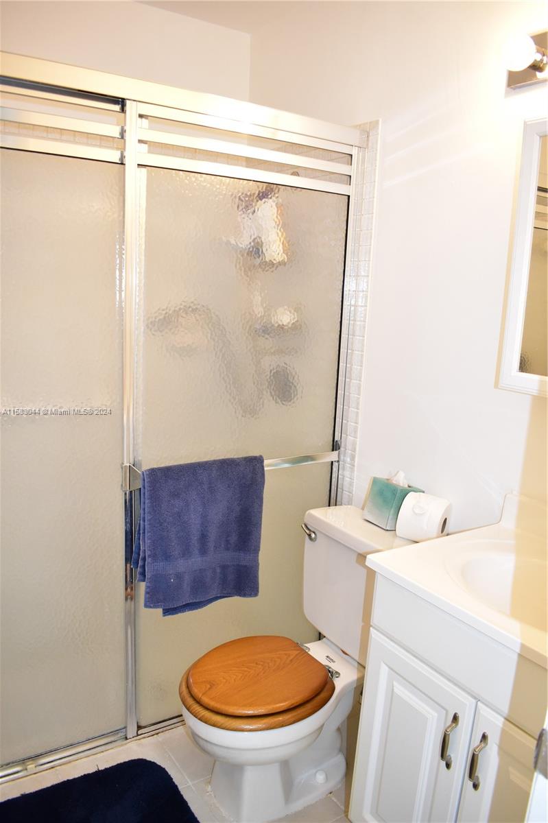 135 Fox Road, Unit 245 Hollywood, FL 33024 - Photo 20 of 34 Guest bathroom