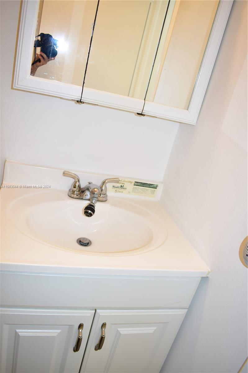 135 Fox Road, Unit 245 Hollywood, FL 33024 - Photo 21 of 34 Guest bathroom