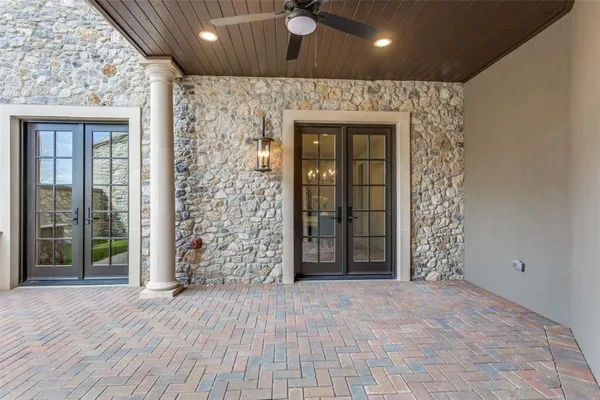 a view of entryway with a yard