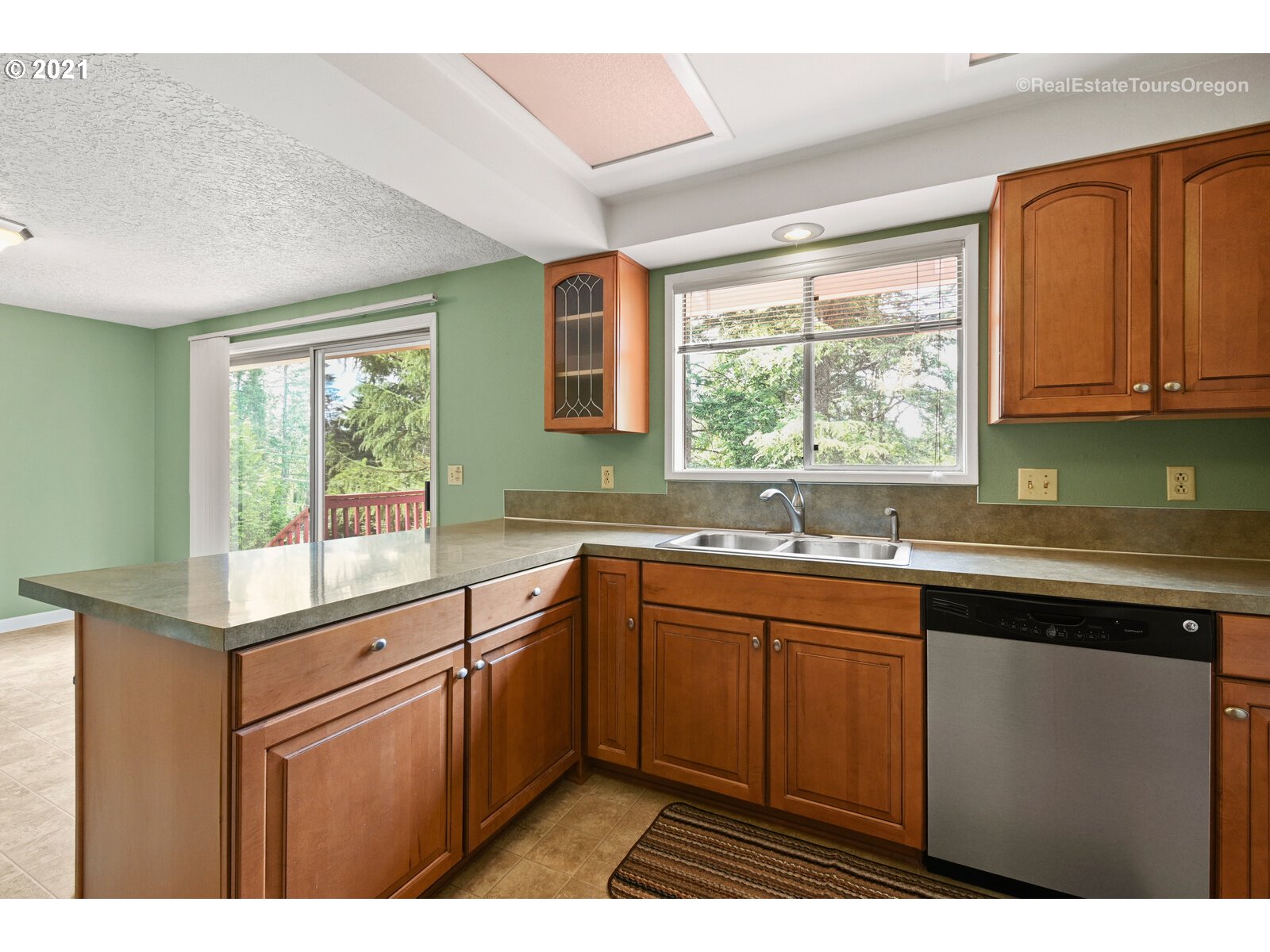14325 Southwest Hargis Road Beaverton, OR 97008 - Photo 7 of 32 Gallery Image 7