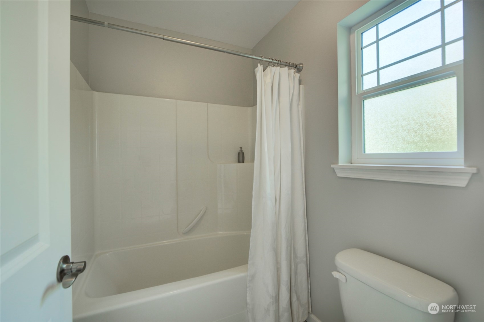 3649 22nd Avenue Southwest Seattle, WA 98106 - Photo 26 of 40 a bathroom with a shower a toilet and a tub