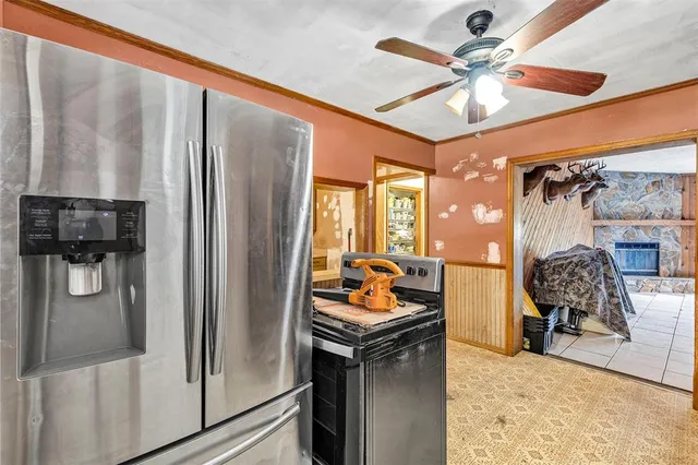a view of a livingroom with furniture and a ceiling fan