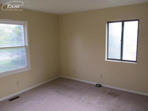 820 East River Road Flushing, MI 48433 - Photo 26 of 39 20153183-25.JPG