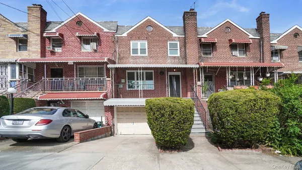 $899,000 | 3304 Corsa Avenue | Baychester
