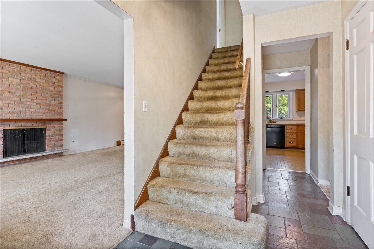 117 Beverly Road Barrington, IL 60010 - Photo 4 of 28 a view of an entryway with wooden floor