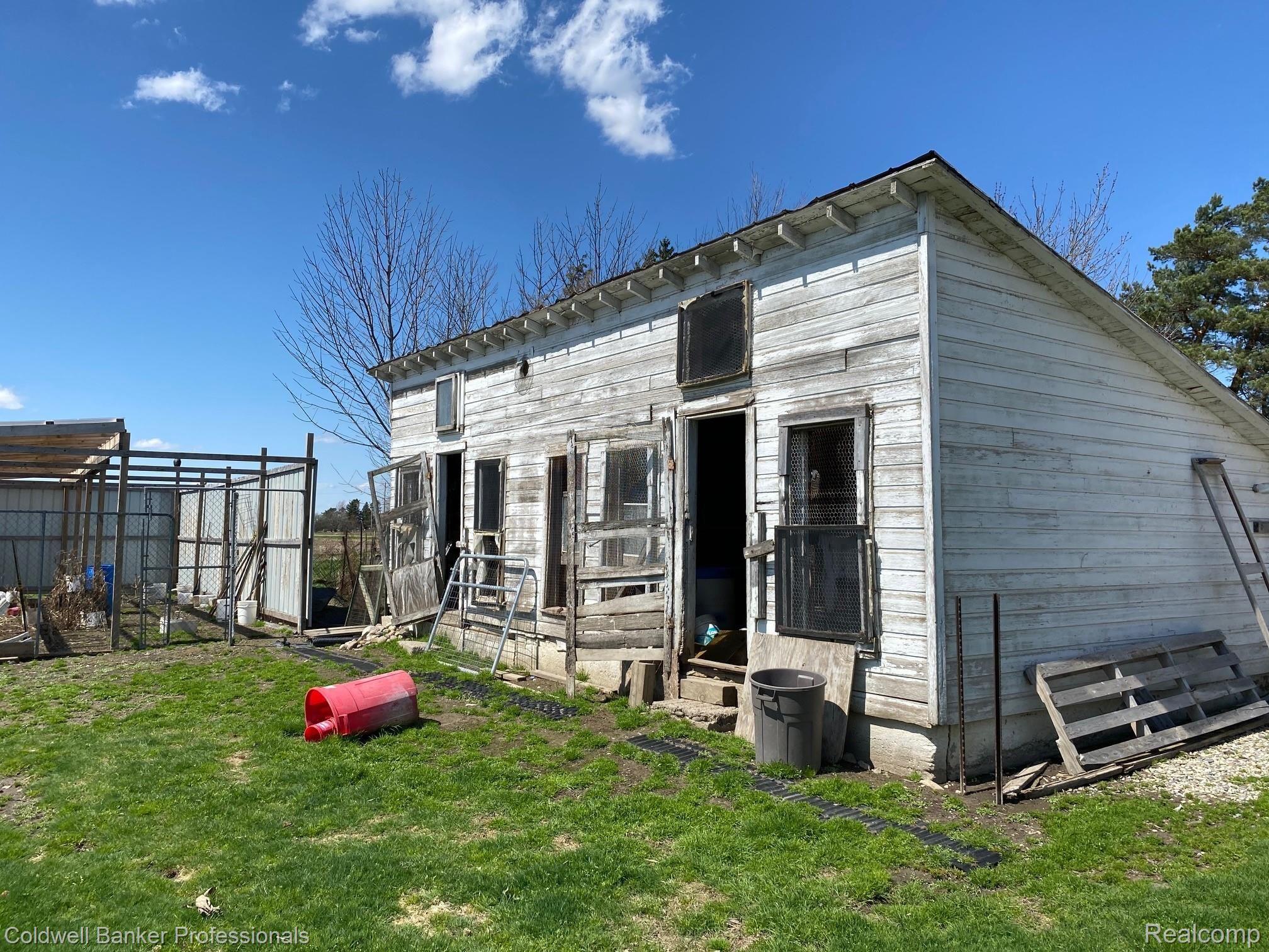 630 East Wildermuth Road Owosso, MI 48867 - Photo 4 of 23 4 630 barns.jpg