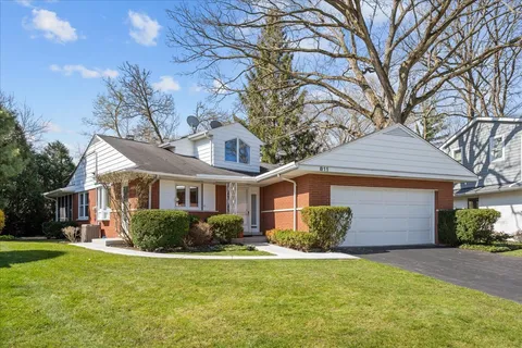 $849,000 | 811 Redbud Lane, Wilmette, IL 60091