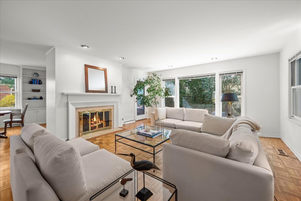 811 Redbud Lane Wilmette, IL 60091 - Photo 4 of 29