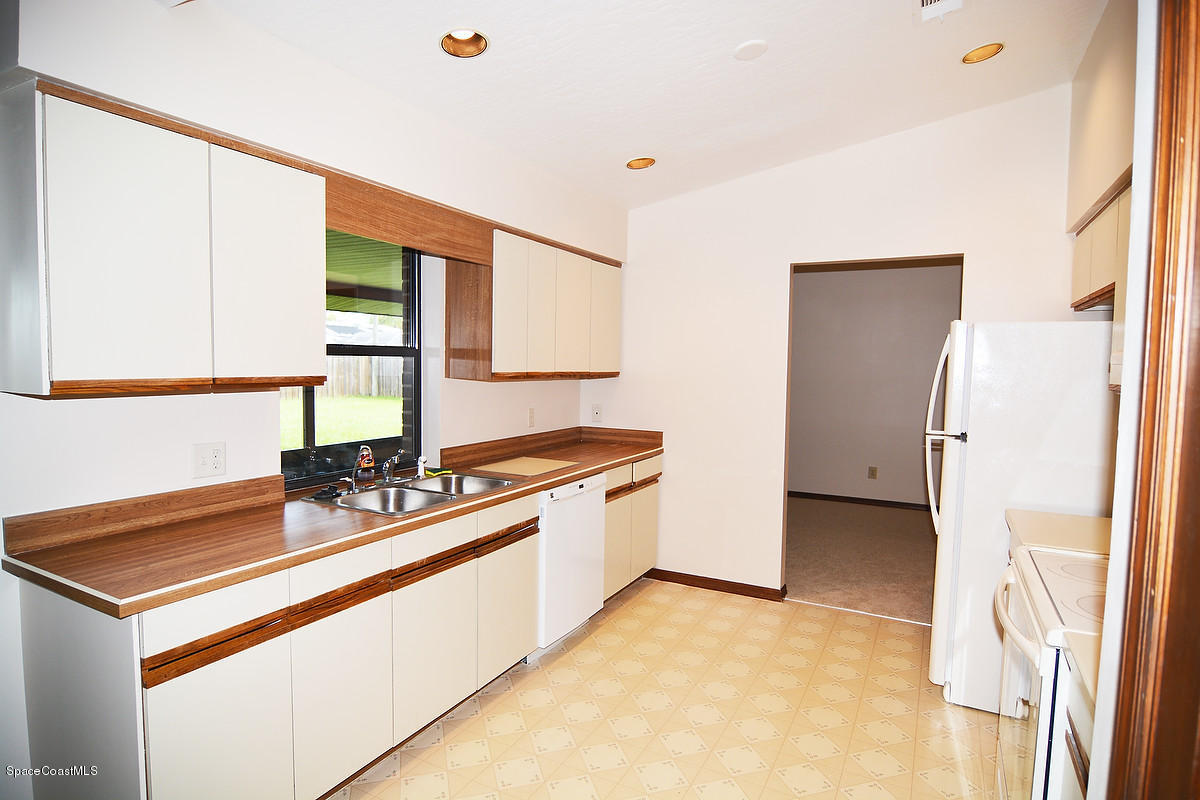 321 Huntsville Street Northeast Palm Bay, FL 32907 - Photo 7 of 26 07kit1