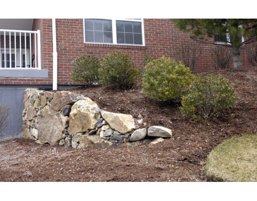170 Haverhill Street, Unit 138 Andover, MA 01810 - Photo 11 of 16 a backyard of a house with lots of green space