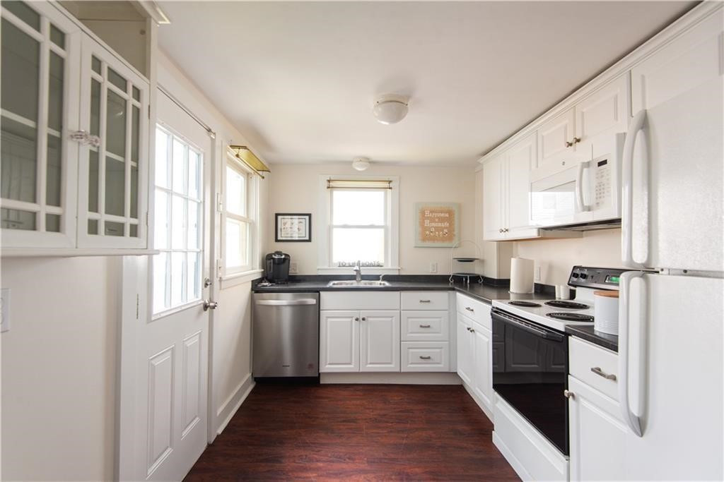 11 Brewer Street Newport, RI 02840 - Photo 7 of 25