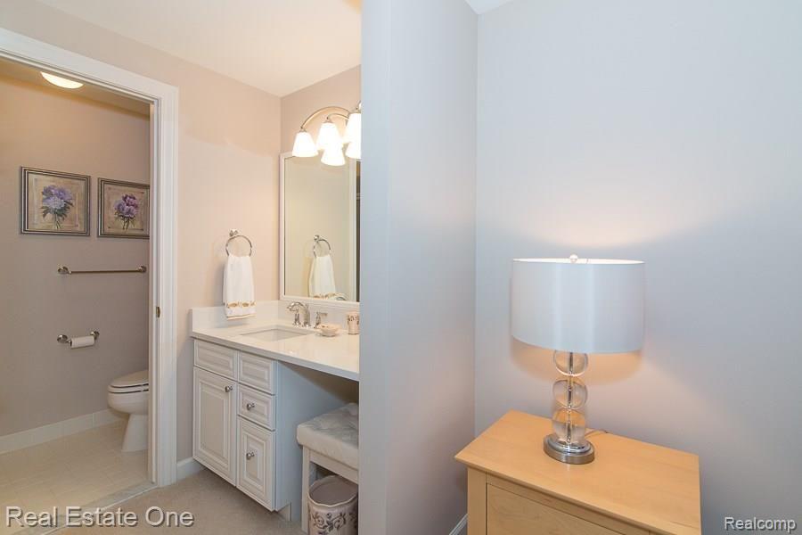 6376 Peach Tree Court Rochester, MI 48306 - Photo 19 of 27 FULL BATH in the Upper Suite: New QUARTZ Counter in 2015