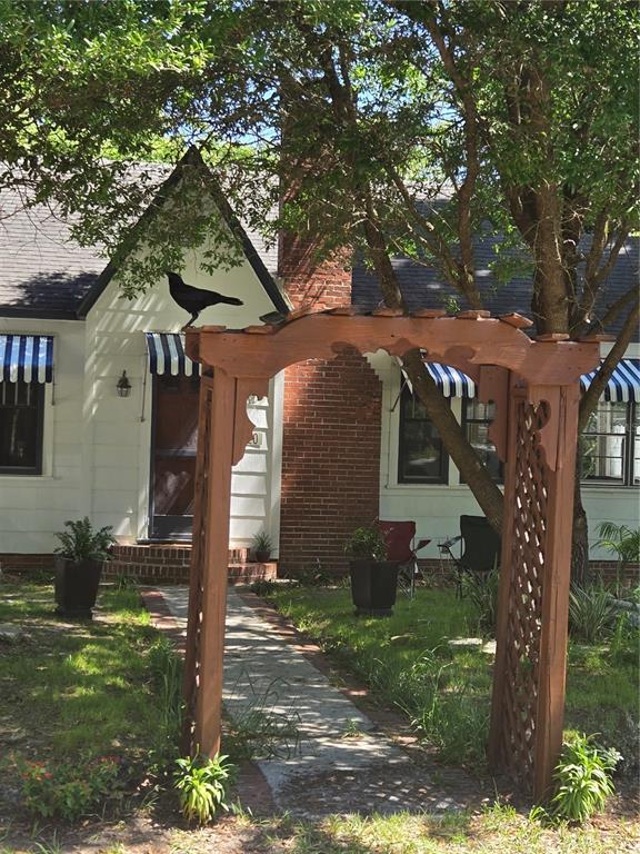 Undisclosed Address High Springs, FL 32643 - Photo 22 of 31 a front view of a house with garden