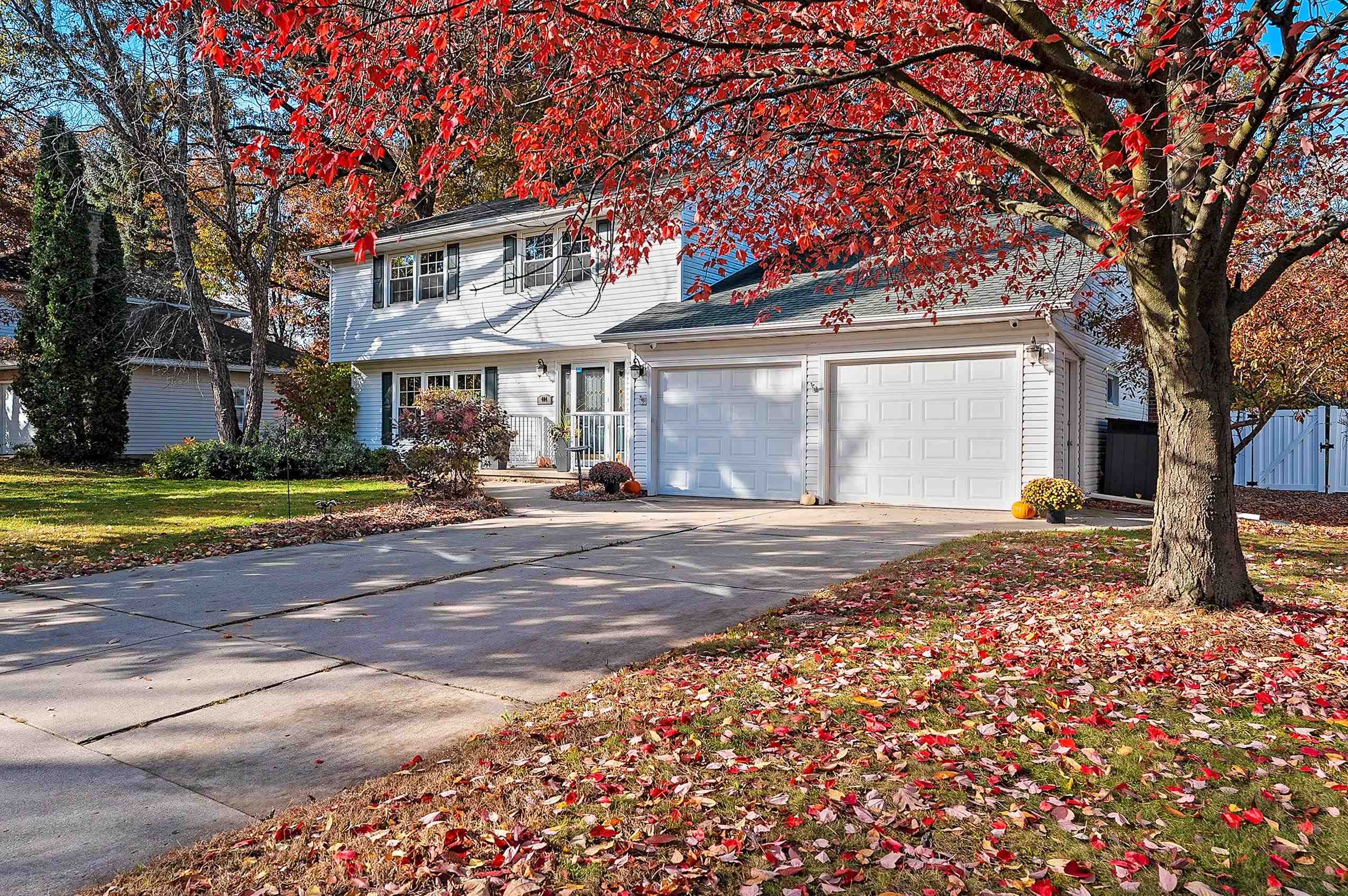 404 Stonehedge Road Green Bay, WI 54302 - Photo 2 of 62