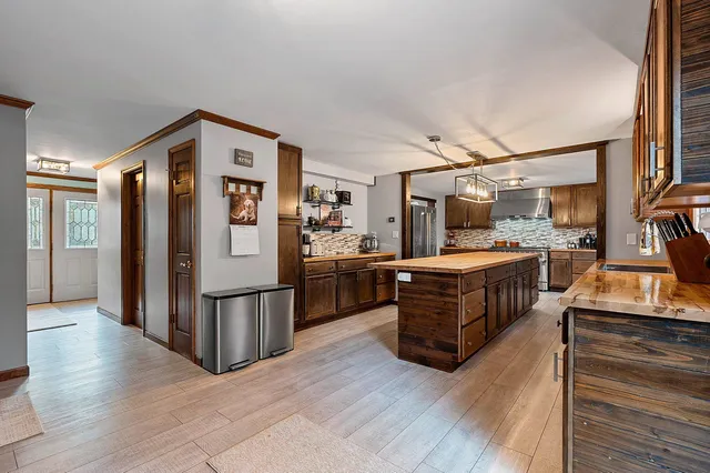 $499,900 | 404 Stonehedge Road, Green Bay, WI 54302