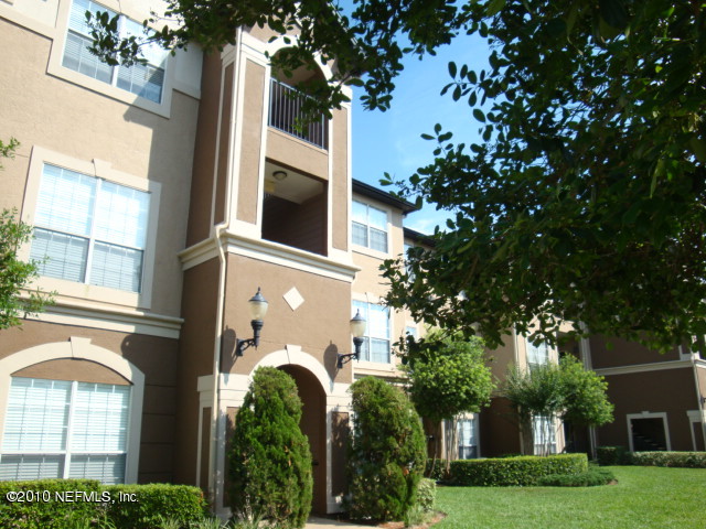 10961 Burnt Mill Road, Unit 138 Jacksonville, FL 32256 - Photo 3 of 3 a front view of a house with garden