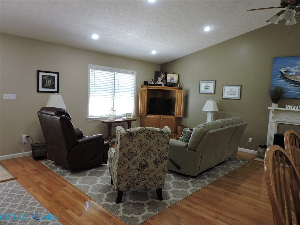 869 Ebenezer Church Road Cobbs Creek, VA 23035 - Photo 10 of 25 Living Area