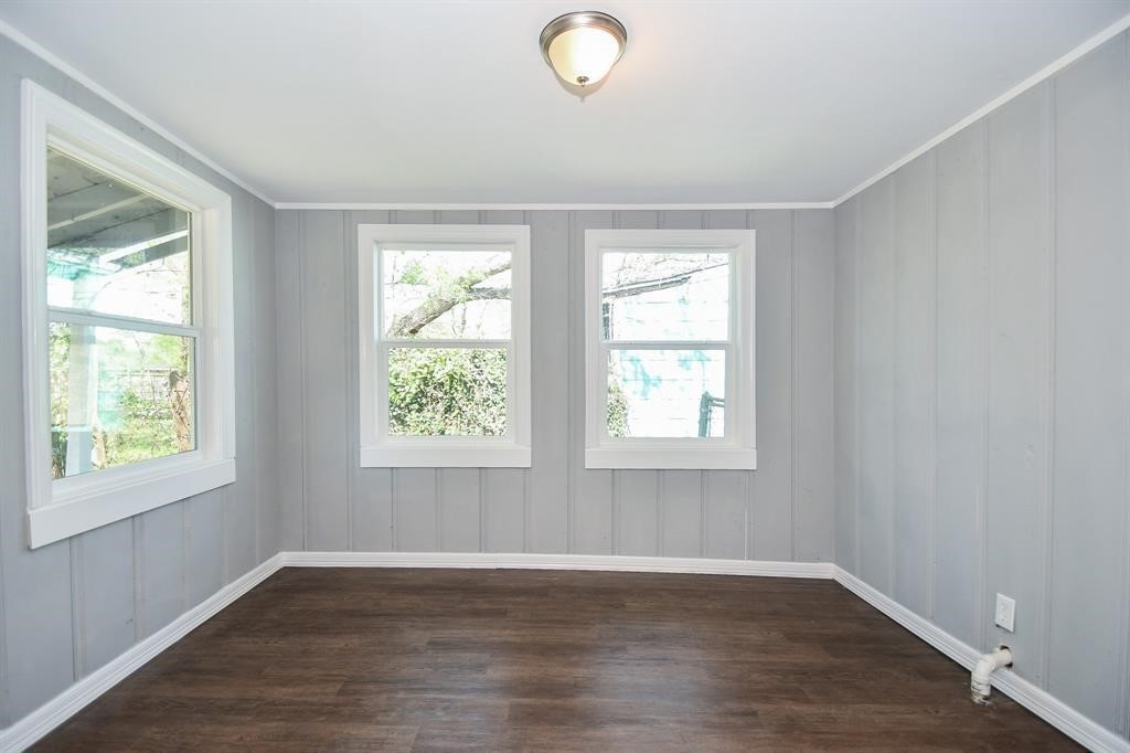 7334 Mountbatten Road Houston, TX 77033 - Photo 12 of 28 Dining area.