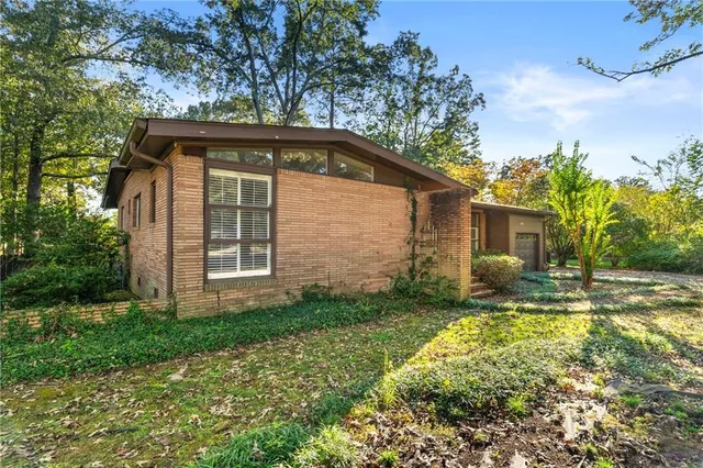 a view of a house with yard and plants