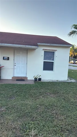 a view of empty room with large window