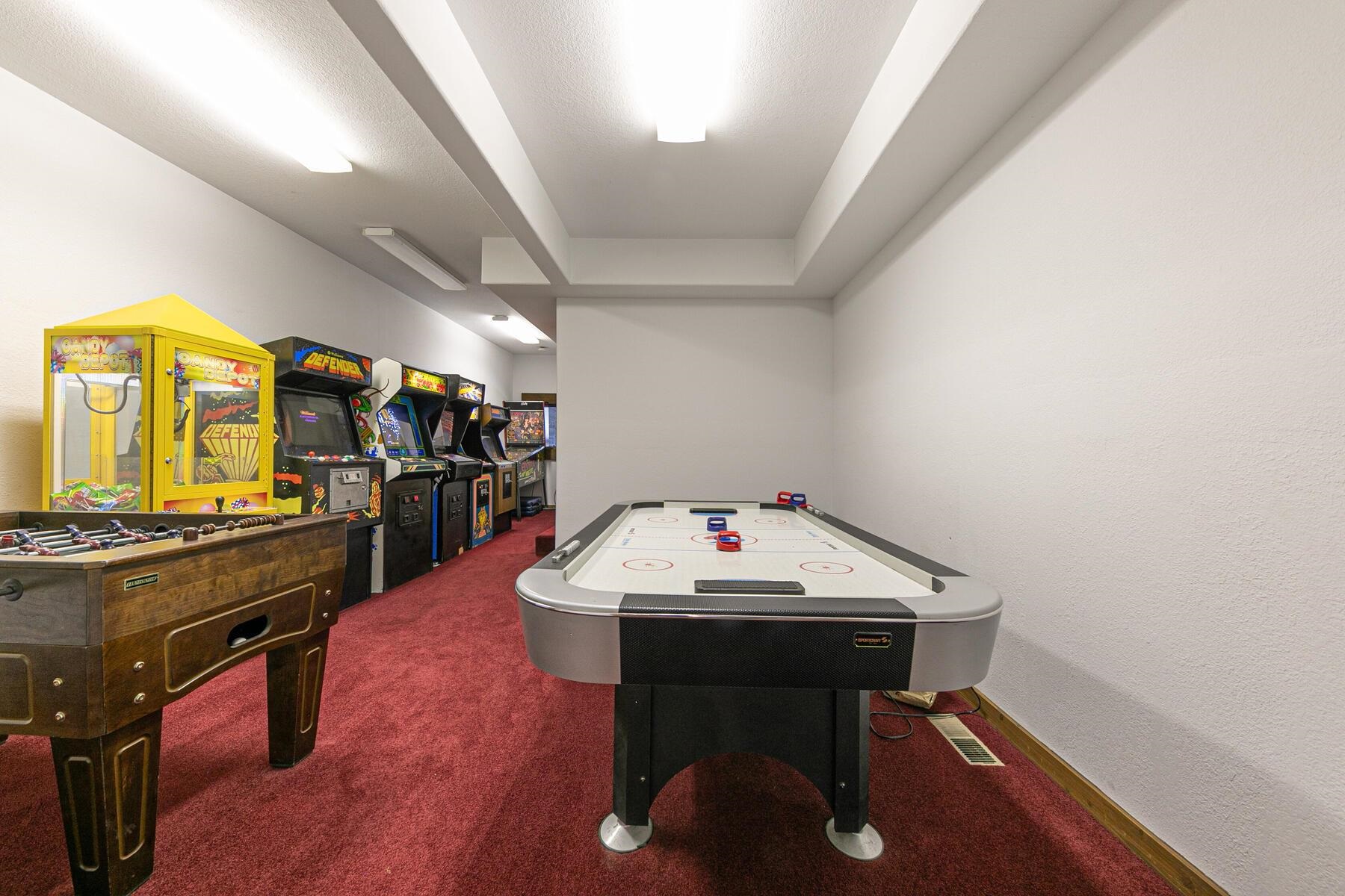 12209 Greenleaf Way Truckee, CA 96161 - Photo 25 of 28 a view of a room with breakfast area