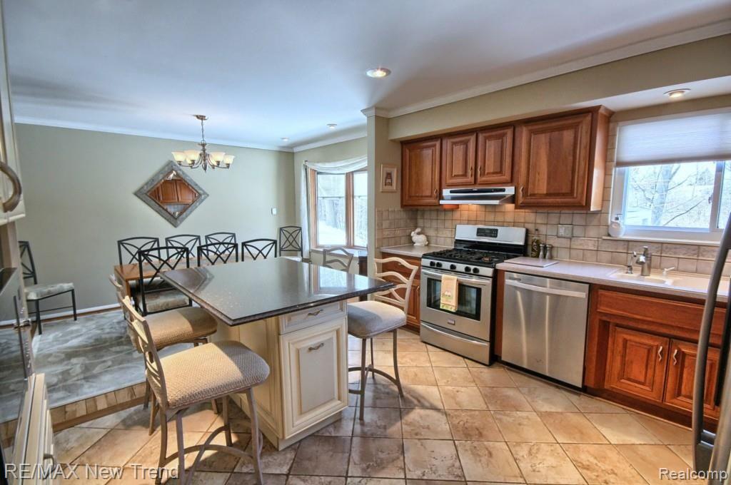 16147 Riverside Street Livonia, MI 48154 - Photo 5 of 32