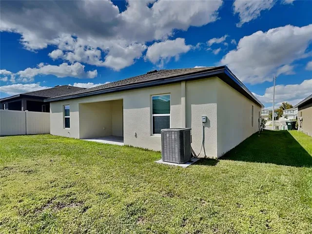 a view of a backyard