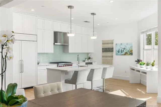 a view of a livingroom with an empty space