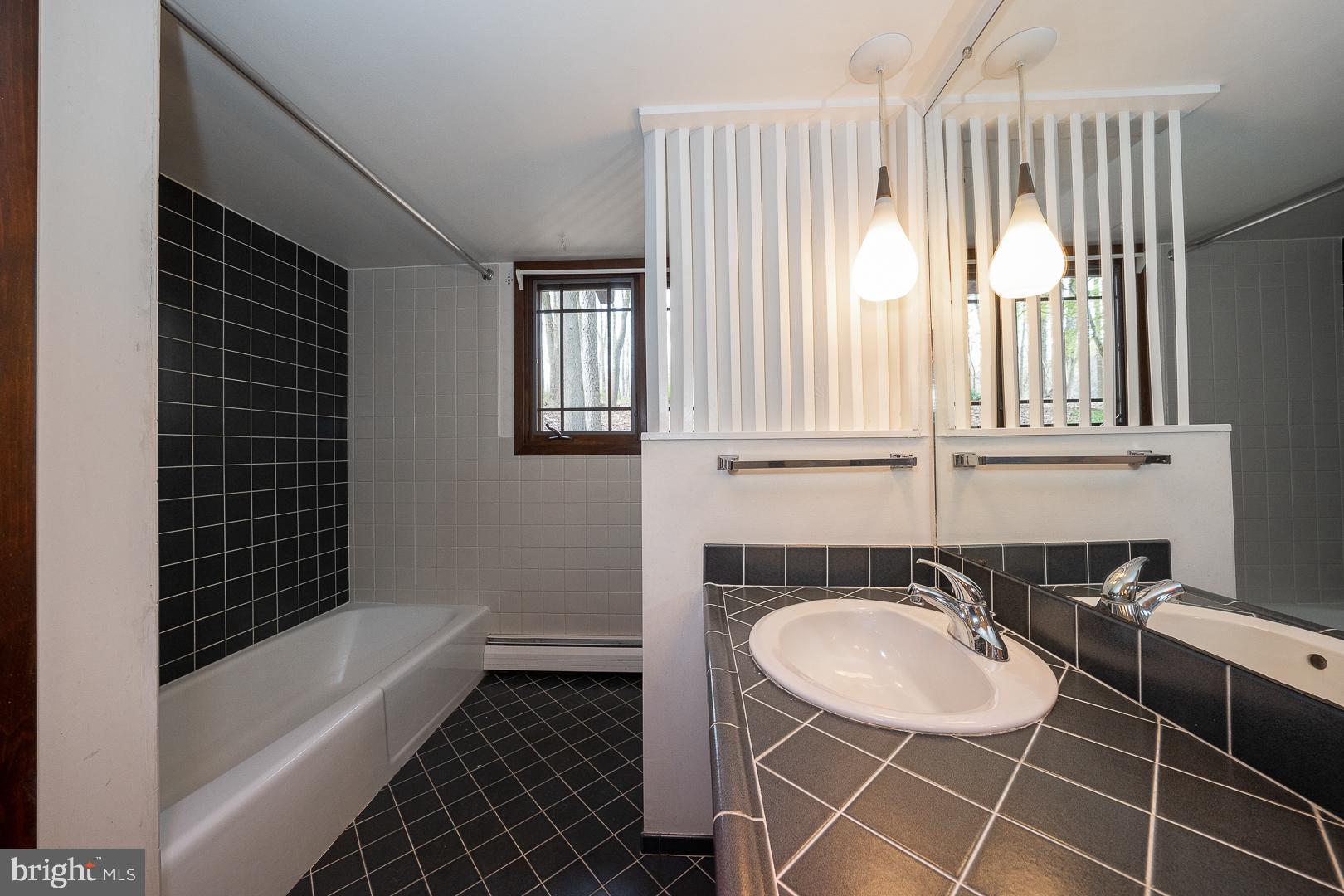 759 Hedges Lane Wayne, PA 19087 - Photo 20 of 60 Full bath with tub