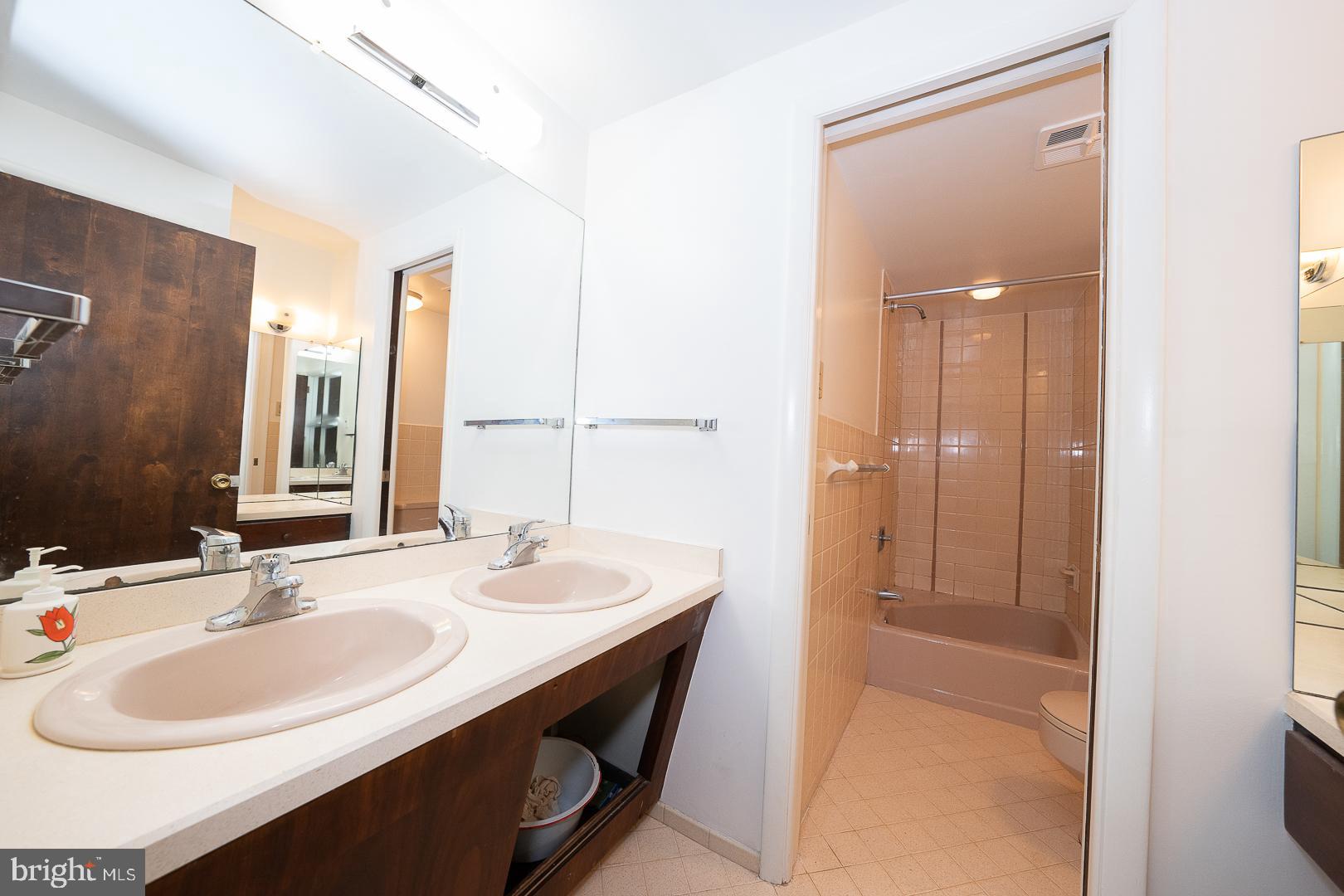 759 Hedges Lane Wayne, PA 19087 - Photo 45 of 60 Full bath with 2 sinks