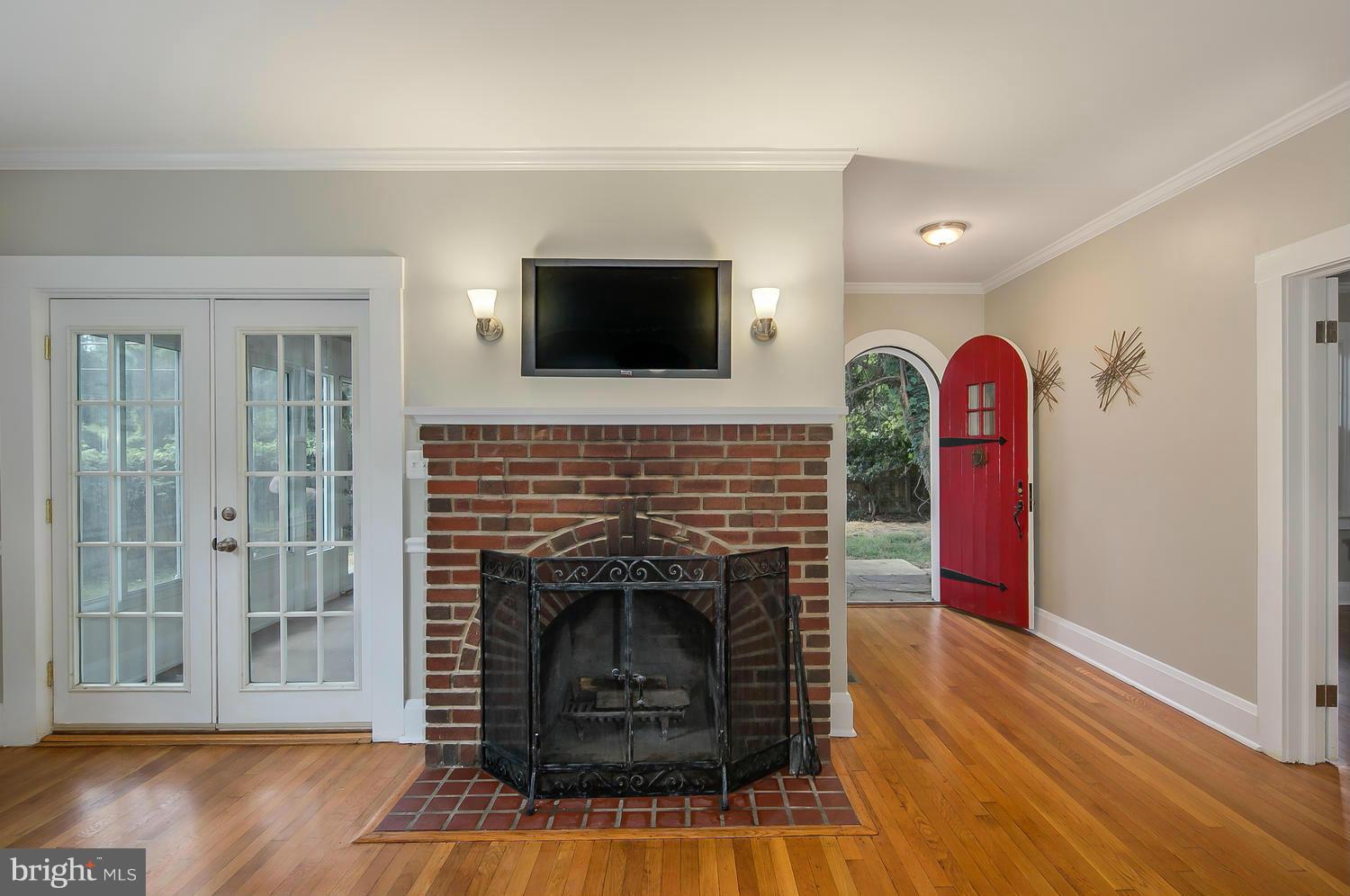 6221 Falls Road Baltimore, MD 21209 - Photo 5 of 24 Living Room