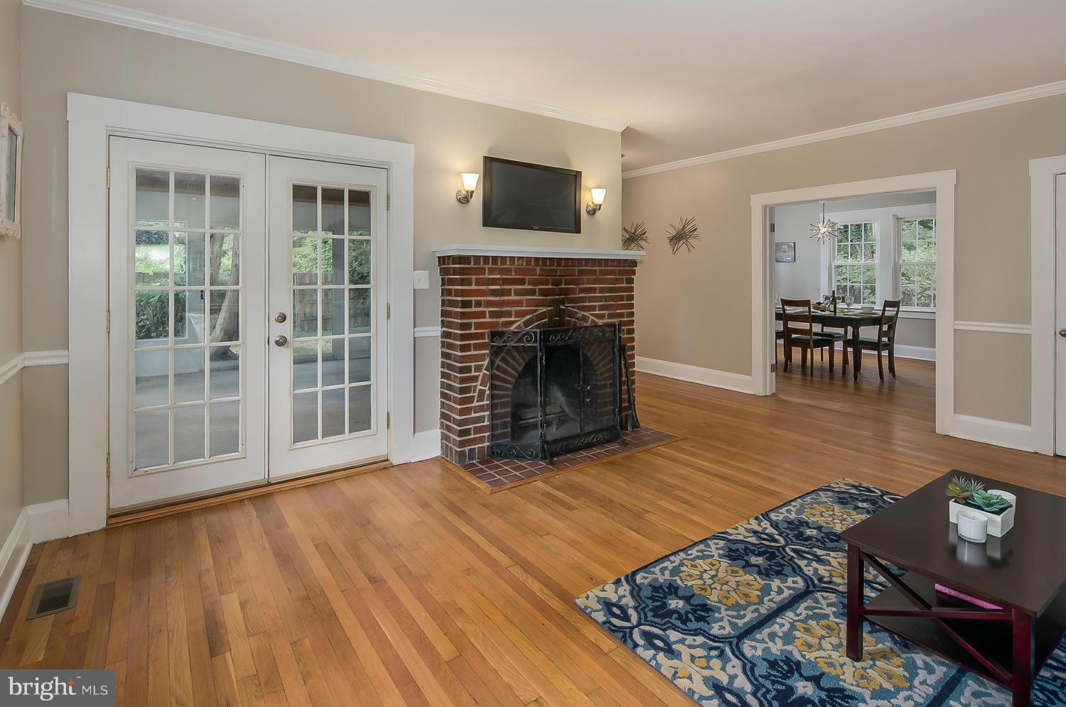 6221 Falls Road Baltimore, MD 21209 - Photo 6 of 24 Living Room