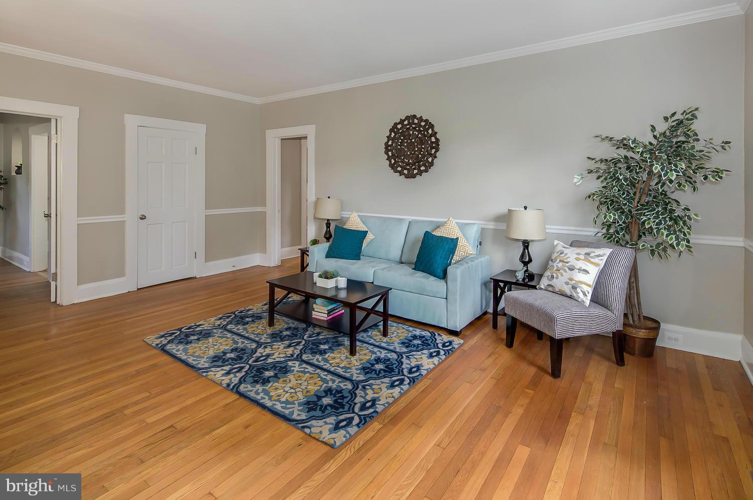 6221 Falls Road Baltimore, MD 21209 - Photo 7 of 24 Living Room