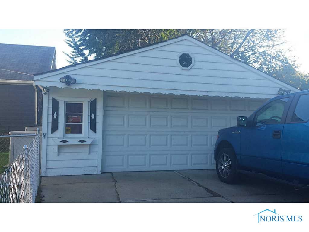 Detached Garage.