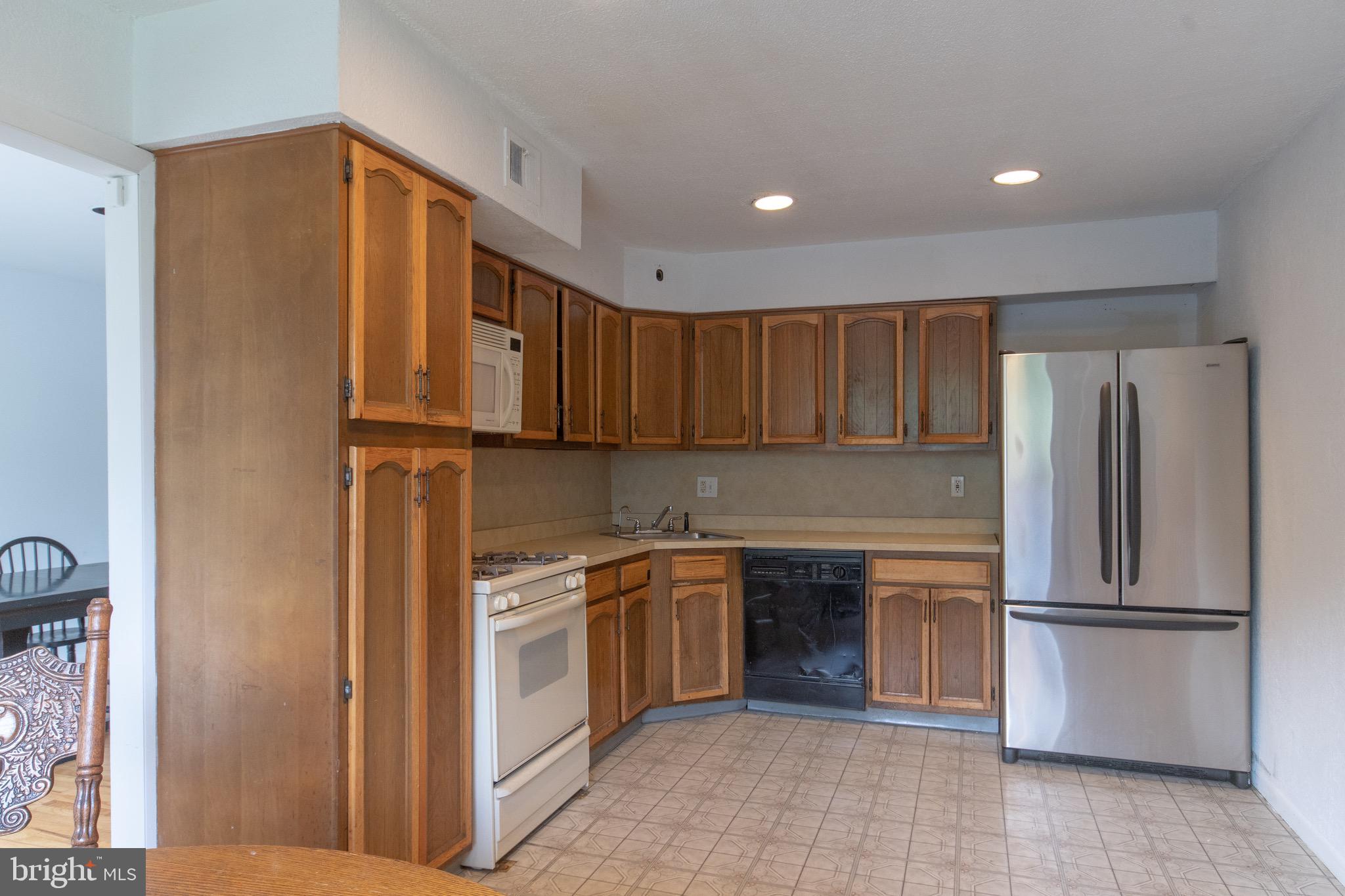 9276 Darlington Road Philadelphia, PA 19115 - Photo 14 of 29