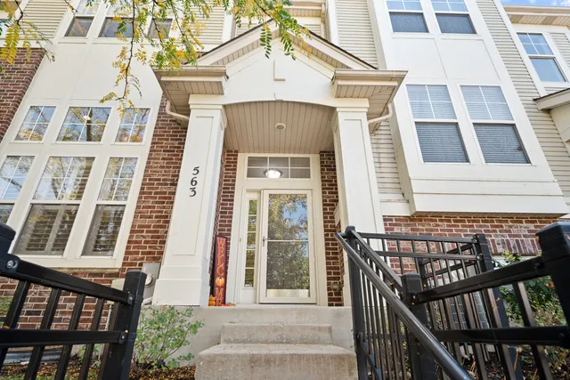 $449,500 | 563 Grosvenor Lane, Aurora, IL 60504