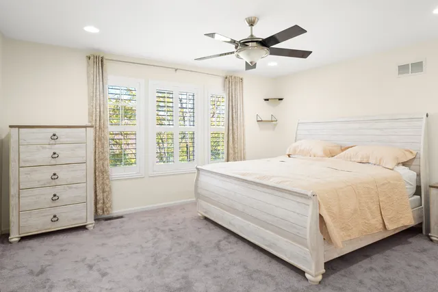 $449,500 | 563 Grosvenor Lane, Aurora, IL 60504