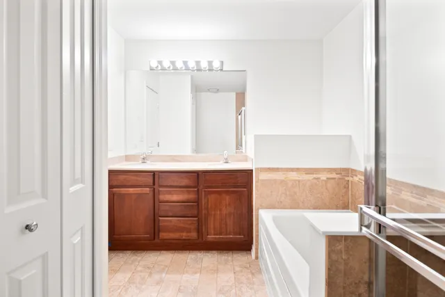 $449,500 | 563 Grosvenor Lane, Aurora, IL 60504