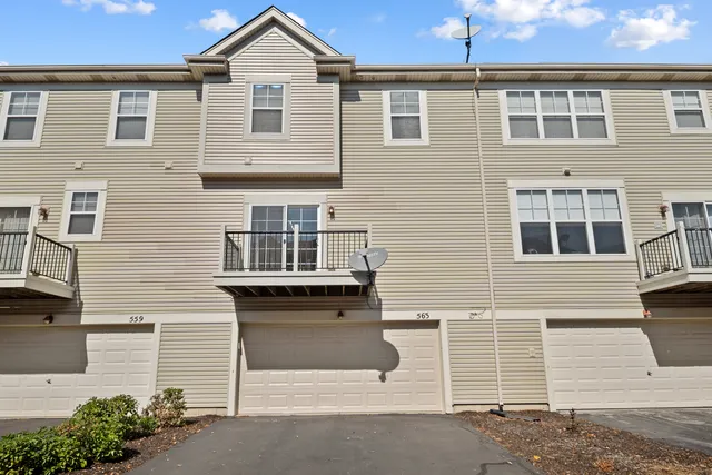 $449,500 | 563 Grosvenor Lane, Aurora, IL 60504